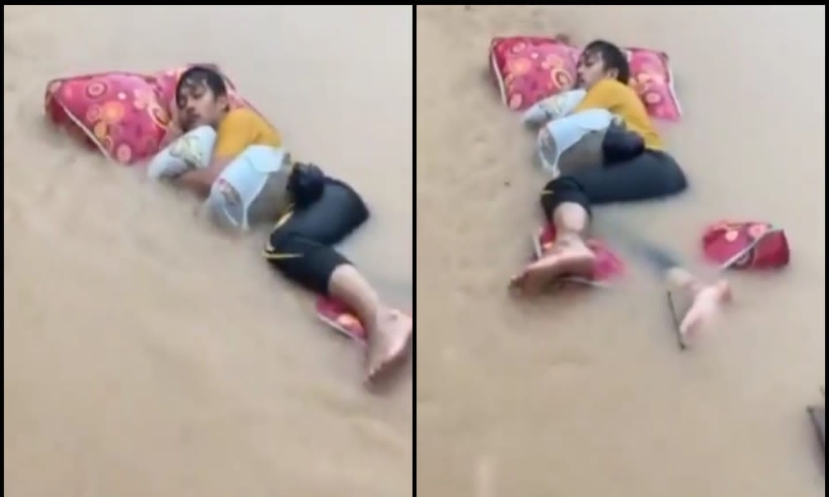  Man Lying On The Bed In The Flood Video Viral , Water Floating , Viral Latest , Viral News , Social Media , Sleeping , Muhammad Faris Sulaiman , Flood Waters Of Assam , Person Is Bedridden-TeluguStop.com
