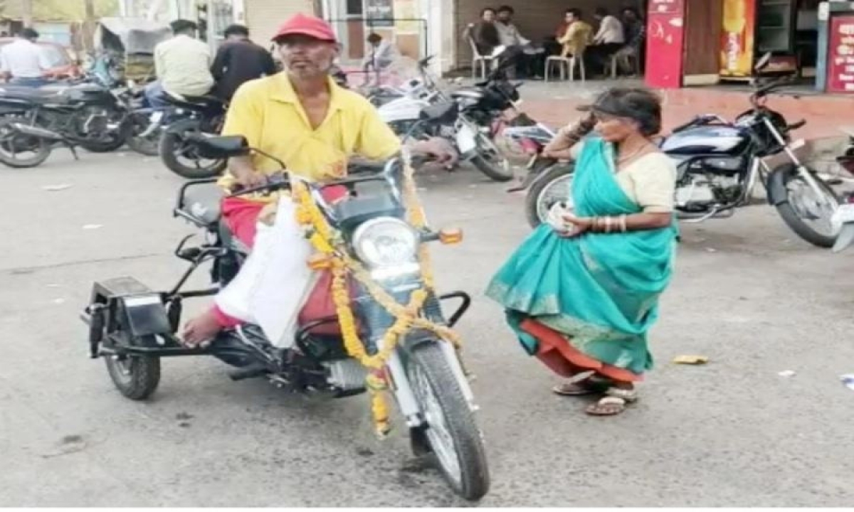  A Man Begging His Wife For An Innovative Gift , Wife,husband, Viral Latest, News Viral, Social Media, Moped,chindwara District , Madhya Pradesh, Munni Sahu,sahu-TeluguStop.com