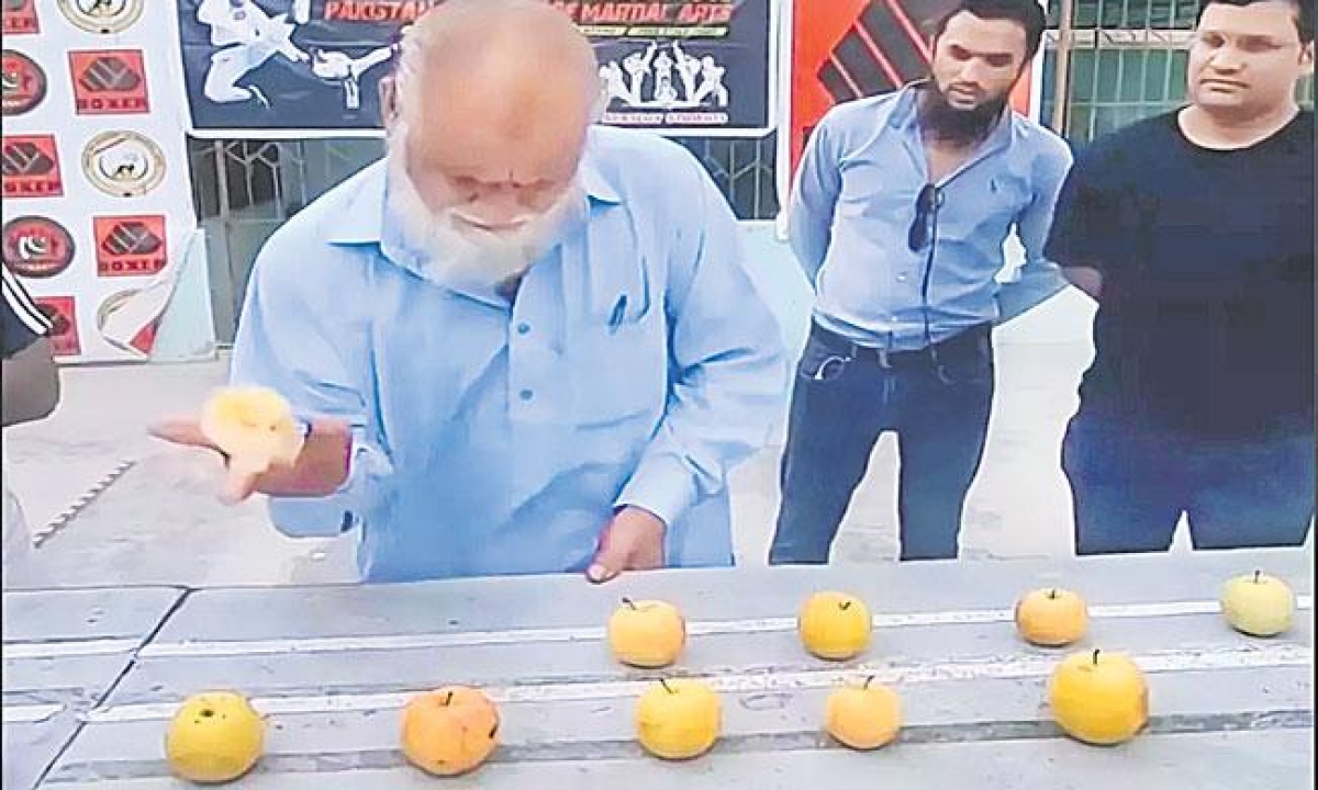  Guinness World Record The 70-year-old Man Holds The Guinness World Record For Fingernails , Naseemuddin, Gunnis Record, Viral Latest, News Viral Social, Media Viral, 70 Year's Old Men-TeluguStop.com