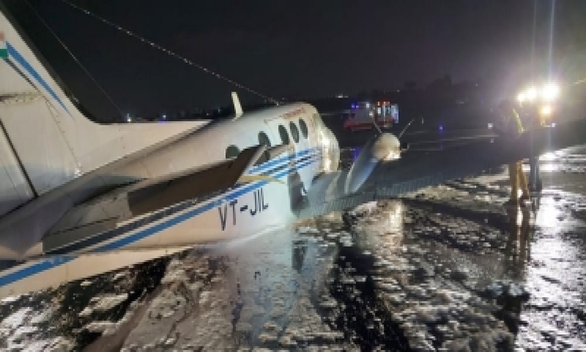  Air Ambulance Makes Emergency Landing At Mumbai Airport-TeluguStop.com