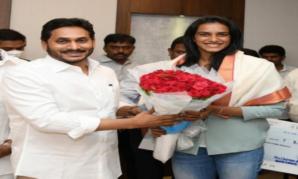  Andhra Cm Meets Tokyo Olympics Bound State Sportspersons-TeluguStop.com