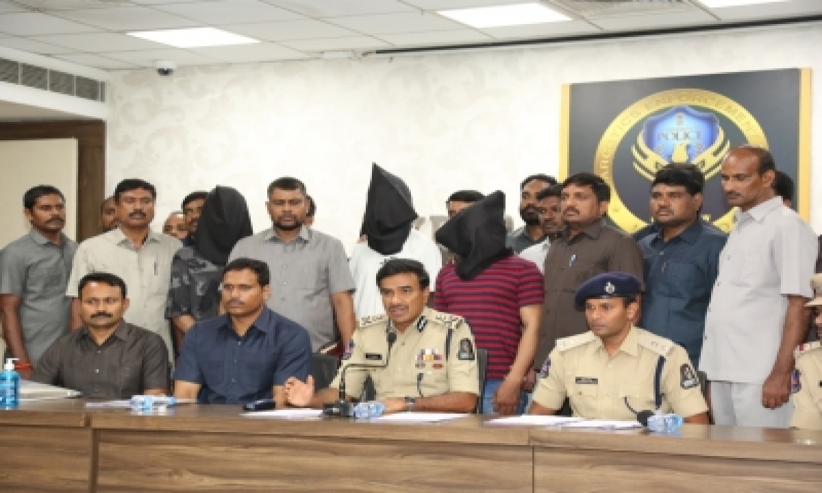  Four Foreigners Held In Hyderabad For Drug Peddling-TeluguStop.com
