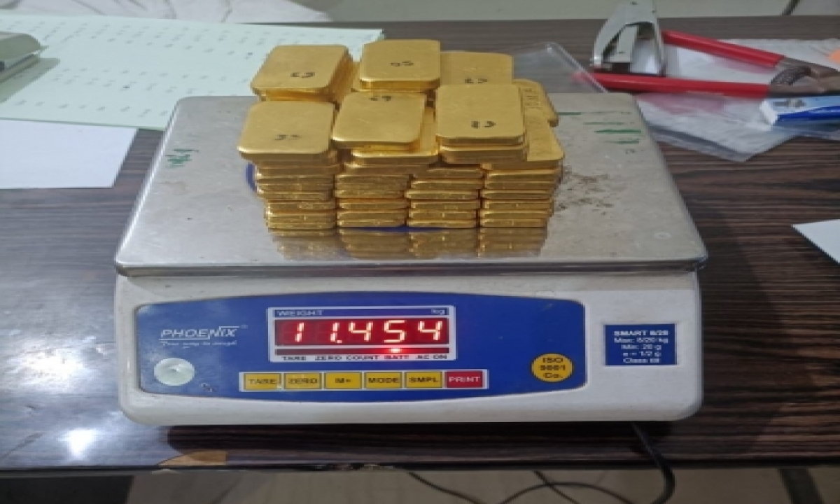  Imphal Customs Seize Gold Biscuits Hidden In Van Engine-TeluguStop.com