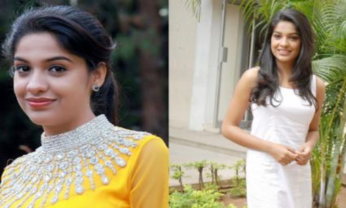  Malayalam Actress Archana Kavi Alleges Rude Behaviour Kochi-police Back Bench Student, Archana Kavi , Malayalam Actress, Police Constable, Kerala,-TeluguStop.com
