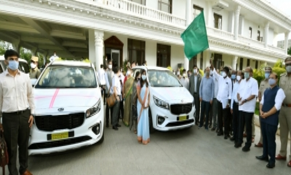  Telangana Gifts 32 Kia Carnival Cars To Additional Collectors-TeluguStop.com