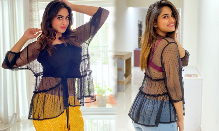 Actress Shivani Narayanan Cute Candid Clicks-Telugu Hot Photos Clicks - Te-TeluguStop