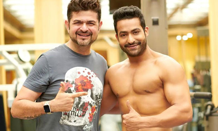  Tarak’s Shirtless Picture Goes Viral With Trainer Dabboo Ratnani In The Gym.-TeluguStop.com