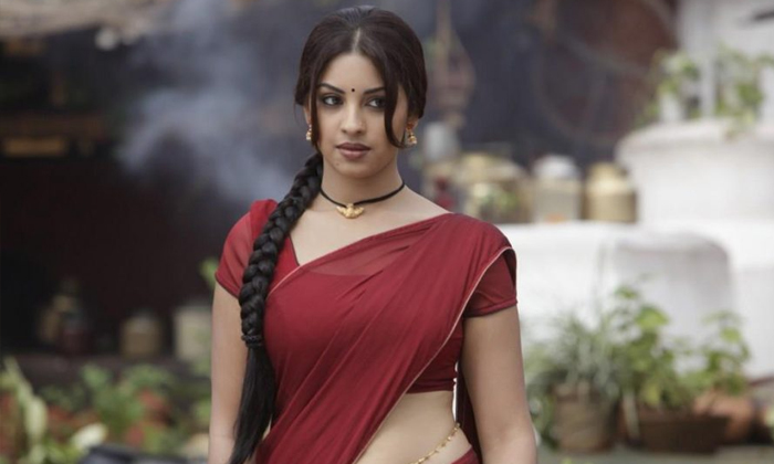  ‘mirchi’ Actress Richa Gangopadhyay Fires At Fans On Old Pictures.-TeluguStop.com