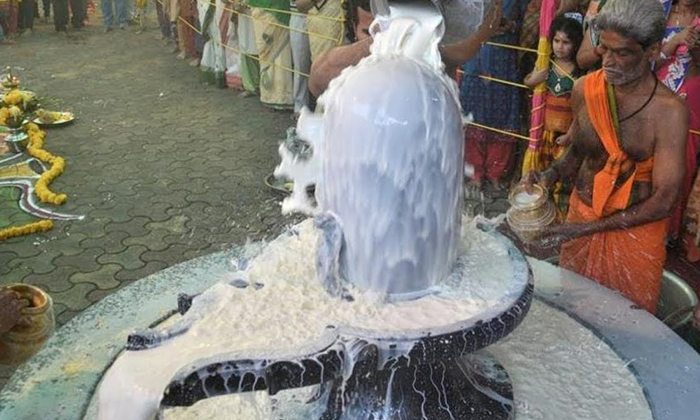  Did You Know What Is The Speciality Of A Milk In Lord Shiva Abhishekam Lord Shiva, Abhishekam, Hindu Believes, Milk Speciality In Abhishekam, Hindu Rituals -శివుడి అభిషేకం#8217;లో పాల ప్రాముఖ్యత ఏమిటో తెలుసా-Devotional-Telugu Tollywood Photo Image-TeluguStop.com
