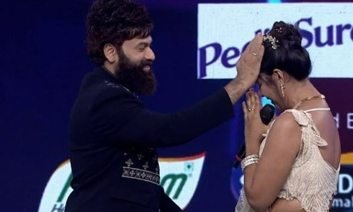 Monal Gajjar Emotional In Dance Plus Show Grand Finale Episode Dancee Plus Show Emotional Grand Finale Episode Monal Gajjar Father Painting Deepak Omkar Onal Emotional Dancee Plus Final Episode Akhil Sarthak Web