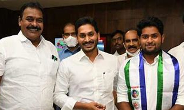 Telugu Ammaji, Ap Cm, Bonthu Rajeswarao, Jagan, Janasena, Janasena Leaders, Mla Rapaka Varaprasad, Pavan Kalyan, Razole Mla, Ysrcp Leaders-Telugu Political News Telugu Ammaji, Ap Cm, Bonthu Rajeswarao, Jagan, Janasena, Janasena Leaders, Mla Rapaka Varaprasad, Pavan Kalyan, Razole Mla, Ysrcp Leaders-Telugu Political News
