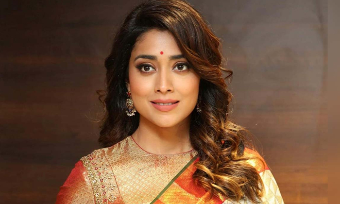 Telugu Goes Viral, Romance With Husband, Shriya Saran, Shriya With Her Husband, Social Media, Tollywood, Viral Photos-Movie Telugu Goes Viral, Romance With Husband, Shriya Saran, Shriya With Her Husband, Social Media, Tollywood, Viral Photos-Movie