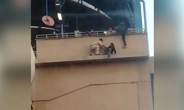 Telugu Faridabad Metro Station, Mental Illness, Metro Station, Police Si Saved, Shocking, Social Media, Viral Video, Woman Tried To Suicide-Latest News - Telugu Telugu Faridabad Metro Station, Mental Illness, Metro Station, Police Si Saved, Shocking, Social Media, Viral Video, Woman Tried To Suicide-Latest News - Telugu