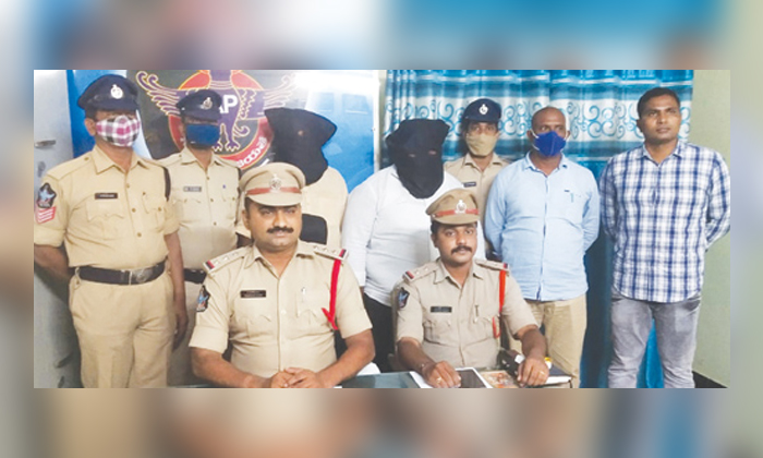 Telugu Benz Car Key, Booked, Burnt Own Benz Car, Car, Chinta Ravindra Reddy, Guntur Man, Insurance, Insurance Money, Nagaraju, Pertol, Police Case, Venkateswarlu-Latest News - Telugu Telugu Benz Car Key, Booked, Burnt Own Benz Car, Car, Chinta Ravindra Reddy, Guntur Man, Insurance, Insurance Money, Nagaraju, Pertol, Police Case, Venkateswarlu-Latest News - Telugu