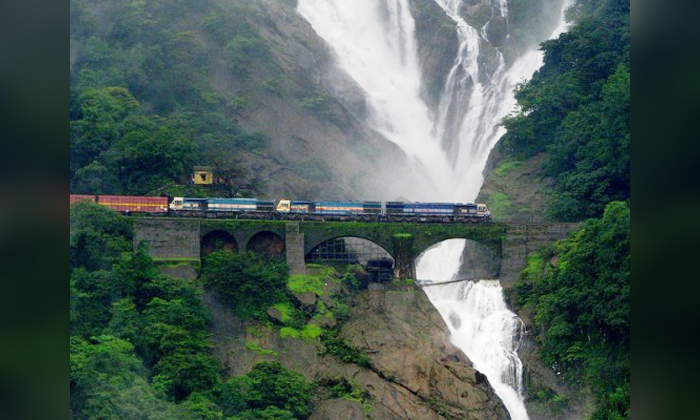 Telugu Doodh Sagar Water Falls, Goa Bangalore Train, Train, Train Speeding From The Waterfalls, Viral Train Video Soical Media, Waterfalls-Latest News - Telugu Telugu Doodh Sagar Water Falls, Goa Bangalore Train, Train, Train Speeding From The Waterfalls, Viral Train Video Soical Media, Waterfalls-Latest News - Telugu