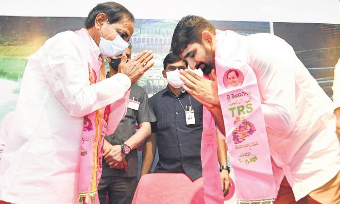 Telugu Bjp, Bjp Leader Etela, Congress, Huzurabad By Poll, Kcr, Koushik Reddy, Ktr, Padi Koushik Reddy, Telangana Politics, Trs, Trs Leaders-Political Telugu Bjp, Bjp Leader Etela, Congress, Huzurabad By Poll, Kcr, Koushik Reddy, Ktr, Padi Koushik Reddy, Telangana Politics, Trs, Trs Leaders-Political