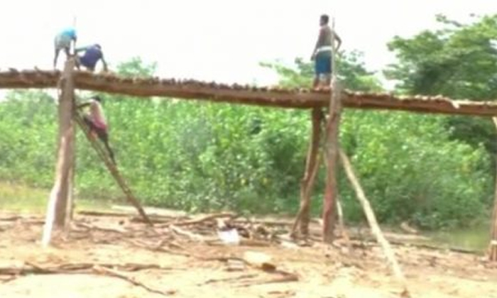 Telugu Administration Fail, Balangir District, Government Failure, Government Inaction, Kuturakenda Village, Odisha, Tired Of Administration Delay Odisha Villagers Construct Wooden Bridge On Their Own, Villagers, Wooden Bridge-Latest News - Telugu Telugu Administration Fail, Balangir District, Government Failure, Government Inaction, Kuturakenda Village, Odisha, Tired Of Administration Delay Odisha Villagers Construct Wooden Bridge On Their Own, Villagers, Wooden Bridge-Latest News - Telugu