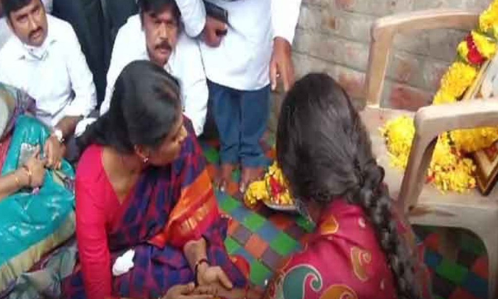 Telugu A Series Of Shocks To Sharmila People Who Do Not Fall For Initiation To The End, Khammam, Nageswarao, Penuballi, Politics, Sharmila-Telugu Political News Telugu A Series Of Shocks To Sharmila People Who Do Not Fall For Initiation To The End, Khammam, Nageswarao, Penuballi, Politics, Sharmila-Telugu Political News