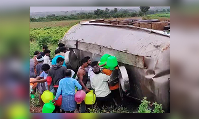 Telugu Andhra Pradesh, Chittor District, Corona, Milk, Milk Van Overturned, People Theft Milk, Road Accident, Van Fell Down-Latest News - Telugu Telugu Andhra Pradesh, Chittor District, Corona, Milk, Milk Van Overturned, People Theft Milk, Road Accident, Van Fell Down-Latest News - Telugu
