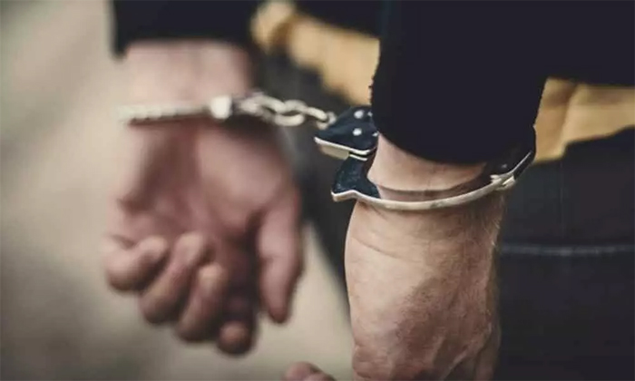 Telugu 26 Lakh Rupees Vehicles, Bike, Constable Become Thief, Dealer Musthaq, Selling Seized Vehicles, Theft, Vasai Police Station, Women Constable-Latest News - Telugu Telugu 26 Lakh Rupees Vehicles, Bike, Constable Become Thief, Dealer Musthaq, Selling Seized Vehicles, Theft, Vasai Police Station, Women Constable-Latest News - Telugu