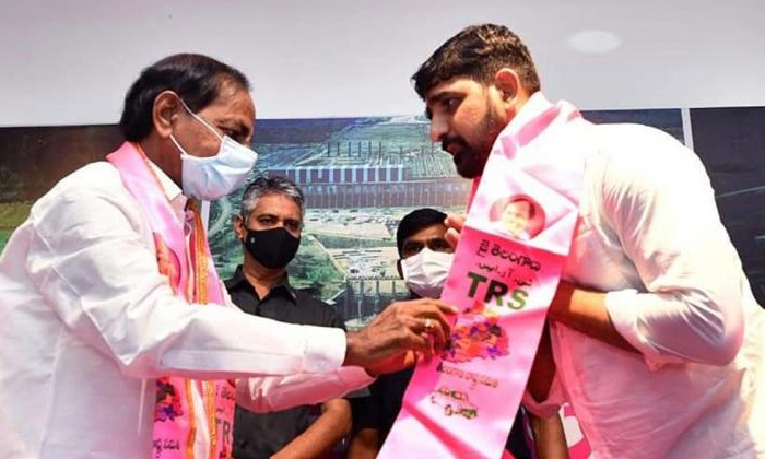 Telugu Etela Rajender, Gellu Srinivas Yadav, Huzurabad Trs Candidate, Huzurabad Update, Kcr, Kcr Official Announcement, Padi Koushik Reddy, Trs Huzurabad Candidate-Telugu Political News Telugu Etela Rajender, Gellu Srinivas Yadav, Huzurabad Trs Candidate, Huzurabad Update, Kcr, Kcr Official Announcement, Padi Koushik Reddy, Trs Huzurabad Candidate-Telugu Political News