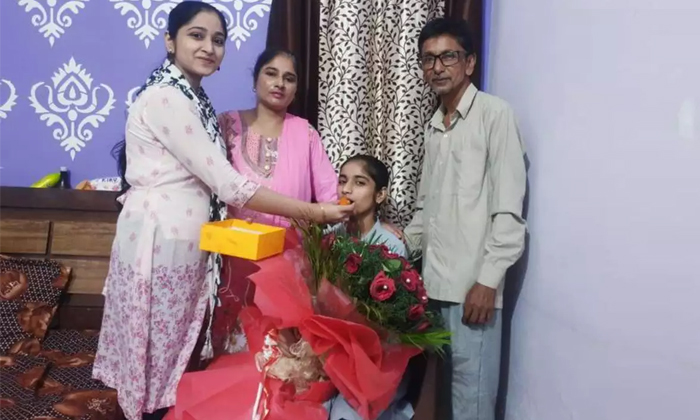 Telugu Father Auto Driver, Get 98 Percent Of Marks, Hit In Inter, Iram Thanu, Irfan Ahmed, Poor Girl, Uttarakhand Girl-Latest News - Telugu Telugu Father Auto Driver, Get 98 Percent Of Marks, Hit In Inter, Iram Thanu, Irfan Ahmed, Poor Girl, Uttarakhand Girl-Latest News - Telugu