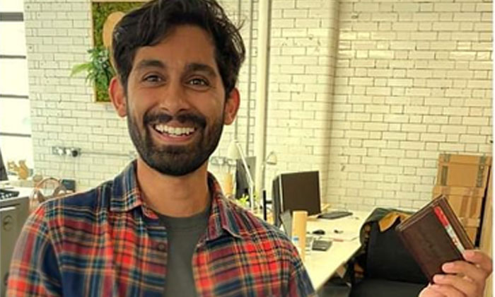 Telugu Lahore Man To Find Rahul In London To Return Wallet Is Winning Hearts On Twitter, Man Returns Purse, Man Traces Purse Owner Who Lost It, Rahul Lost His Purse In London, Taimoor Ghazi Purse Story, Viral News-Latest News - Telugu Telugu Lahore Man To Find Rahul In London To Return Wallet Is Winning Hearts On Twitter, Man Returns Purse, Man Traces Purse Owner Who Lost It, Rahul Lost His Purse In London, Taimoor Ghazi Purse Story, Viral News-Latest News - Telugu