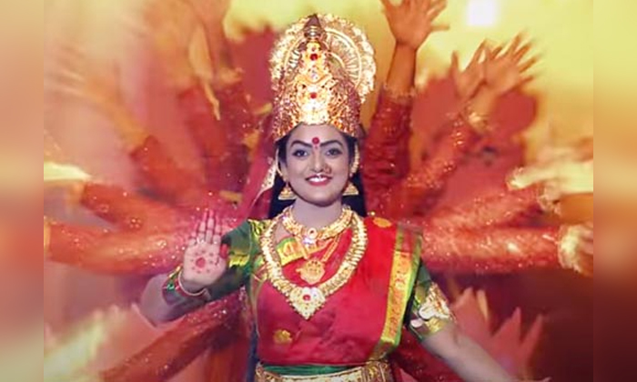 Premi Vishwanath Turns As Goddess Lakshmi For A Special Show In Star Maa, Premi Viswanath , Vantalakka , Goddess Lakshmi, Special Show , Star Maa, Varalakshmi Vratam, Shravana Masam, Viral Promo, Deeps, Karthika Deepam-లక్ష్మీదేవిగా మారిన వంటలక్క.. అక్కడైనా ఏడుపు ఆపాలంటూ-Latest News - Telugu-Telugu Tollywood Photo Image-TeluguStop.com