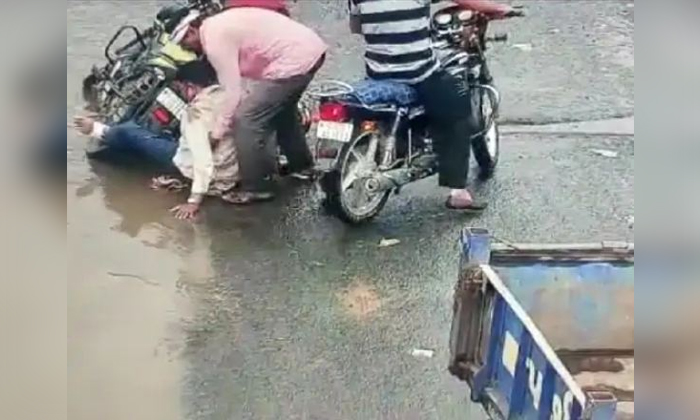 Telugu Dahodh Area, Dashed Tractor, Gujarat, Helmet, Helmet Saved The Life, Man Driving Bike, Social Media, Viral Accident, Viral Pic-Latest News - Telugu Telugu Dahodh Area, Dashed Tractor, Gujarat, Helmet, Helmet Saved The Life, Man Driving Bike, Social Media, Viral Accident, Viral Pic-Latest News - Telugu