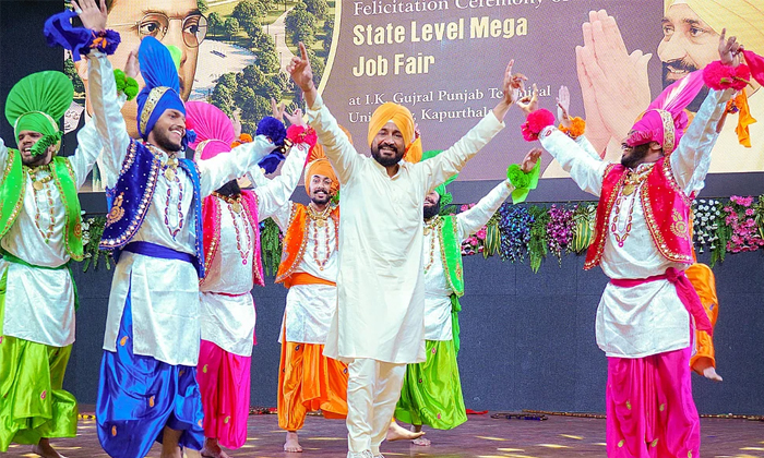Telugu Cm, Cm Charanjit Singh Channy, Dance, Punjab Cm Dance, Punjab New Elected Cm, Social Media, Traditional Bhangra Dance, Viral, Viral Latest, Viral News-Latest News - Telugu Telugu Cm, Cm Charanjit Singh Channy, Dance, Punjab Cm Dance, Punjab New Elected Cm, Social Media, Traditional Bhangra Dance, Viral, Viral Latest, Viral News-Latest News - Telugu