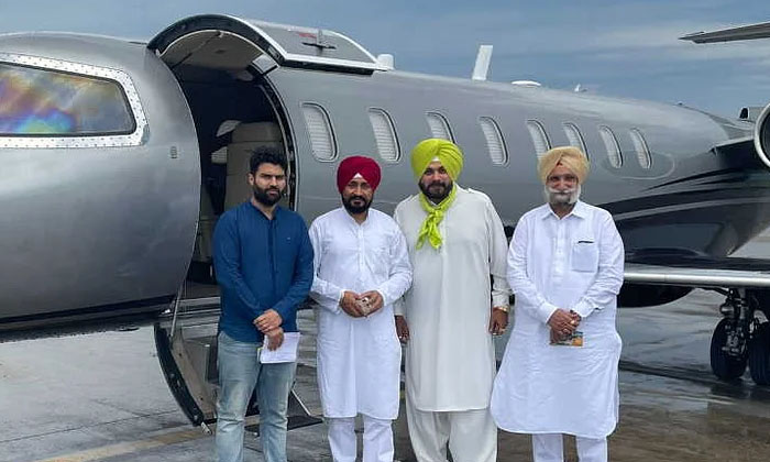 Telugu Charam Jith Singh, Delhi Tour, Pcc Chef Sidhu, Private Jet, Punjab Cm, Punjab Cm Photo, Sukh Gindher Singh, Viral Pic-Latest News - Telugu Telugu Charam Jith Singh, Delhi Tour, Pcc Chef Sidhu, Private Jet, Punjab Cm, Punjab Cm Photo, Sukh Gindher Singh, Viral Pic-Latest News - Telugu
