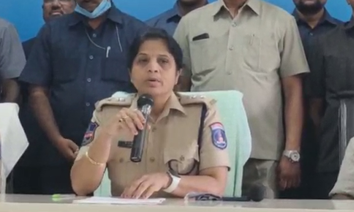 Telugu Balanagar Dcp Padmaja, Committing Scams, Crime News, Faizul Baari, Gang Arrested, Md Aslam, Microchips In Petrol Bunk, Petrol Bunk Scam, Sandeep, Three States-Press Releases Telugu Balanagar Dcp Padmaja, Committing Scams, Crime News, Faizul Baari, Gang Arrested, Md Aslam, Microchips In Petrol Bunk, Petrol Bunk Scam, Sandeep, Three States-Press Releases