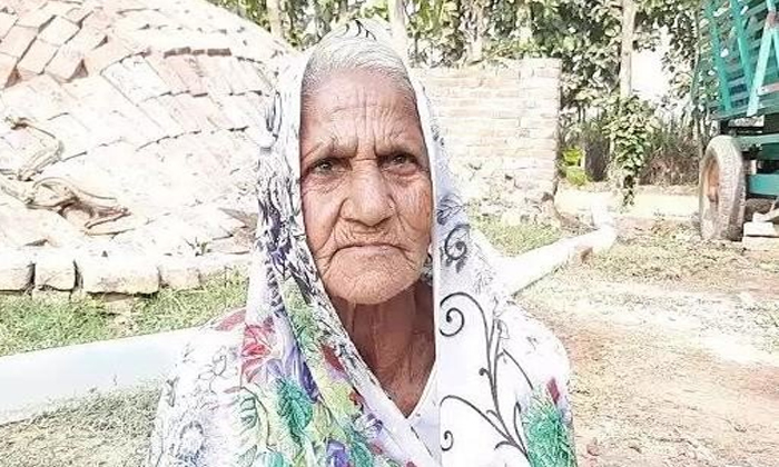 Telugu 75 Years Old, Doctors, Eating, Eating Sand, Kathari Village, Kushmavathi Devi, Latest News, Netizens, Old Women, Sand, Social Media, Uttarpradesh State, Varanasi Woman, Viral Social-Latest News - Telugu Telugu 75 Years Old, Doctors, Eating, Eating Sand, Kathari Village, Kushmavathi Devi, Latest News, Netizens, Old Women, Sand, Social Media, Uttarpradesh State, Varanasi Woman, Viral Social-Latest News - Telugu