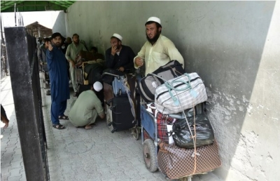  Hundreds Of Afghans Stranded At Iran Border-TeluguStop.com