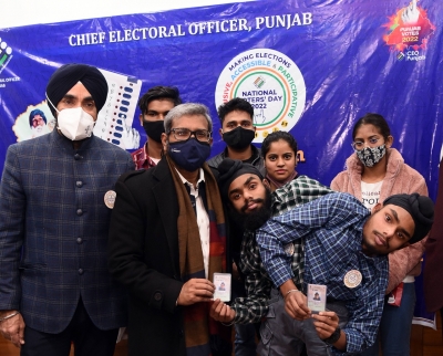  Amritsar Conjoined Twins Get Electoral Photo Identity Cards #amritsar #twins-TeluguStop.com