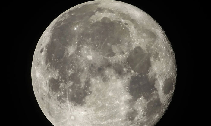  China Created Another Moon On Earth Simultaneously. Moon,earth, China, Latest News, Viral Latest, Viral News-వామ్మో.. ఏకంగా భూమిపై మరొక చంద్రుడిని సృష్టించిన చైనా..-General-Telugu-Telugu Tollywood Photo Image-TeluguStop.com