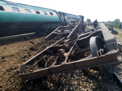  Five Injured As Train Derails After Balochistan Explosion #derails #balochistan-TeluguStop.com