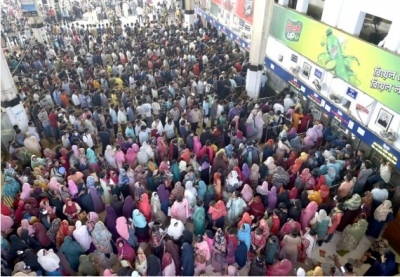  'snake-like' Queues At Railway Counters In Dhaka Ahead Of Eid-TeluguStop.com