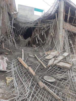  1 Dead In Building Collapse In Delhi's Mundka-TeluguStop.com