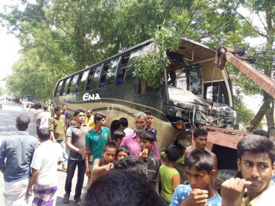  8 Killed, 20 Injured After Bus Slams Into Tree In B'desh-TeluguStop.com