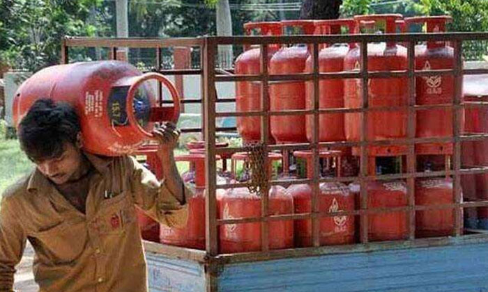  Rising Gas Cylinder Prices Gas Agency, Cylinder, Bookings,money Increases,diesel, Petrol-వంటగదికి మంటలు పెడుతున్న ప్రభుత్వాలు.. పాపం పెరిగినట్టు పెరుగుతోన్న గ్యాస్ సిలిండర్ ధరలు-General-Telugu-Telugu Tollywood Photo Image-TeluguStop.com