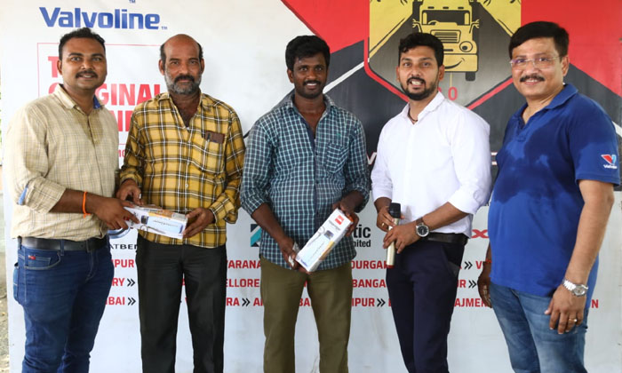  Happiness Truck Bonds With Truckers And Mechanics In Andhra Pradesh-TeluguStop.com