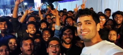  Adivi Sesh Bonds With Hyderabad College Crowd Over 'major' Trailer-TeluguStop.com