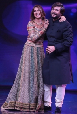 Goldie Behl Gives A Romantic Performance With Wifey Sonali Bendre On 'did L'il Masters 5'-TeluguStop.com