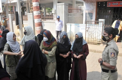  Hijab-clad College Students In K'taka Sent Back-TeluguStop.com
