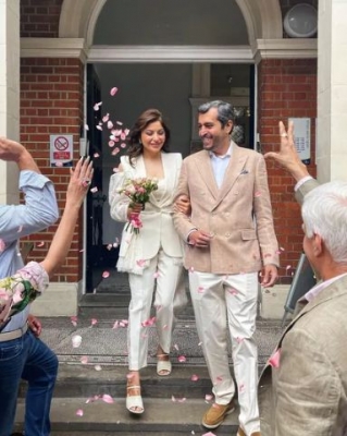  Kanika Kapoor Shares Glimpse From Her Court Wedding In London-TeluguStop.com