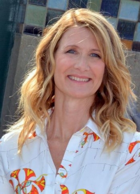  Laura Dern Defends Age Gap Between Her And Sam Neill In 'jurassic Park'-TeluguStop.com
