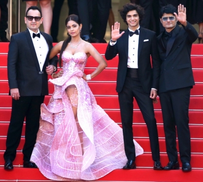  Team 'safed' Get Clicked At Cannes 2022 Red Carpet-TeluguStop.com