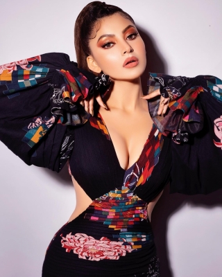  Urvashi Rautela To Attend Cannes Film Fest For Poster Launch Of Tamil Film 'the Legend'-TeluguStop.com