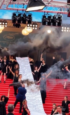  Women Protesters Storm Cannes Premiere Of 'holy Spider' With Smoke Devices-TeluguStop.com